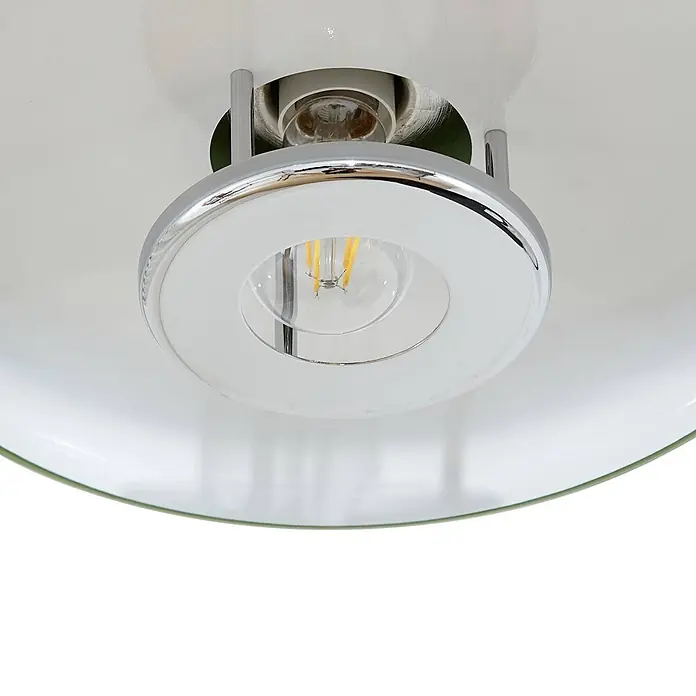 Lindby Deckenleuchte Branford - grün, E27 - Nahaufnahme einer weißen und verchromten Deckenleuchte mit klarer LED-Filamentbirne.
