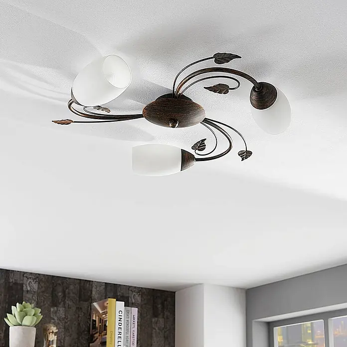Lindby Deckenleuchte Stefania - L x B x H: 46 x 46 x 9,5 cm, braun / rost, E14 - Verzierte Deckenleuchte mit dunklem Metallrahmen, Blätterakzenten und drei mattierten Glasschirmen.