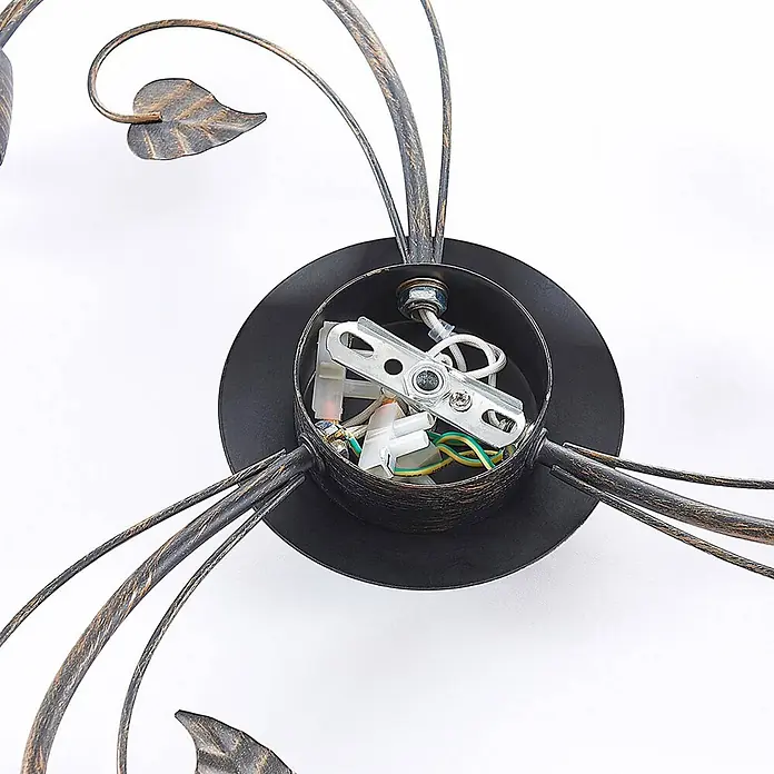 Lindby Deckenleuchte Stefania - L x B x H: 46 x 46 x 9,5 cm, braun / rost, E14 - Montagebasis aus gealtertem schwarzem Metall für eine dekorative Leuchte mit Innenverkabelung und Halterung.