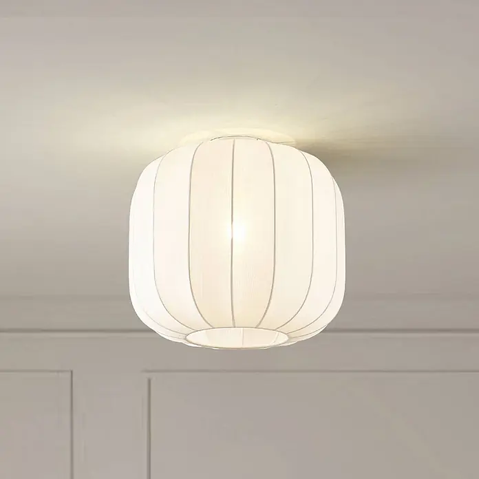 Lindby Deckenleuchte Helin - weiß / opal, E27 - Weiße Stoff-Deckenleuchte mit vertikaler Rippung, die ein sanftes Licht abgibt.