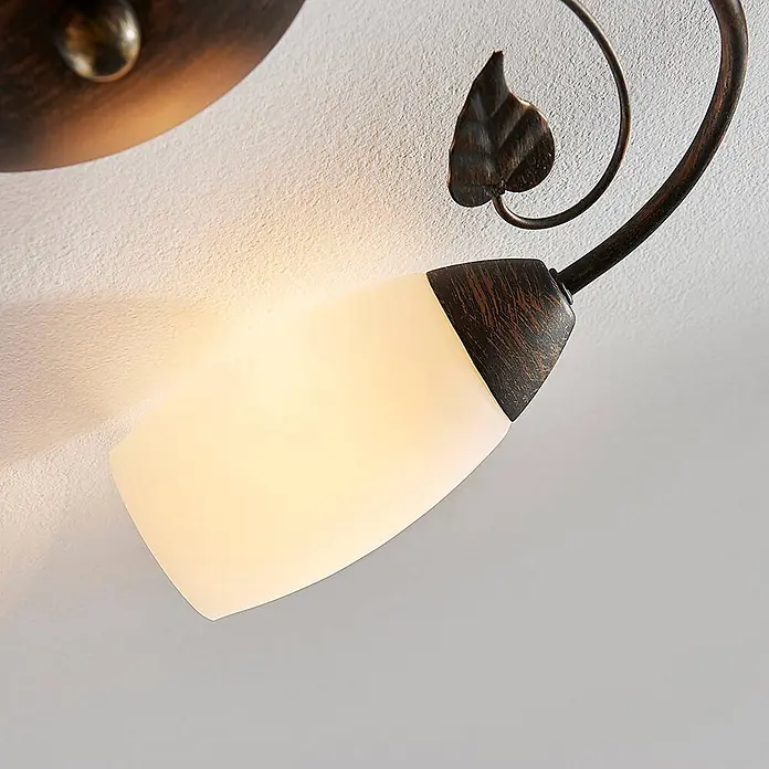 Lindby Deckenleuchte Stefania - L x B x H: 46 x 46 x 9,5 cm, braun / rost, E14 - Antike Bronzeleuchte mit Zierblatt und mattiertem Glasschirm, strahlt warmes Licht aus.