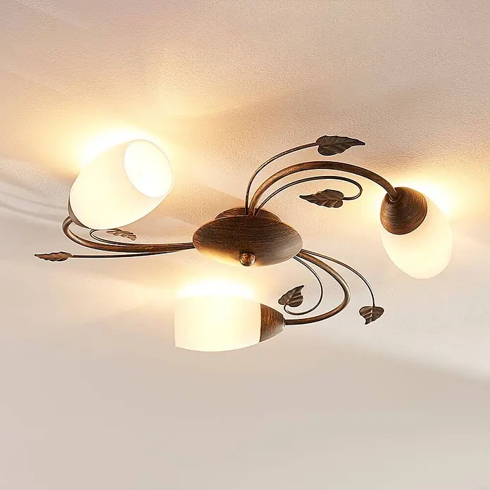 Lindby Deckenleuchte Stefania - L x B x H: 46 x 46 x 9,5 cm, braun / rost, E14 - Deckenleuchte aus antikem Bronze mit dekorativen Blattelementen und drei mattweißen Glasschirmen, an der Decke montiert.