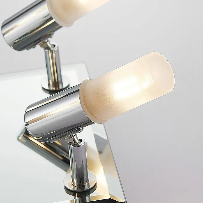 Lindby Deckenleuchte Zela - L x B x H: 32 x 32 x 11 cm, chrom / silber, G9 - Beleuchteter Chrom-Strahler mit einem mattierten zylindrischen Diffusor, montiert auf einer reflektierenden Oberfläche.