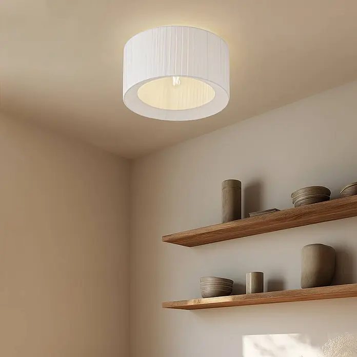 Lindby Deckenlampe in weiß, Deckenleuchte rund -  - Weiße Deckenleuchte aus plissiertem Stoff beleuchtet einen Raum mit sanftem Licht und dekorativem Design.