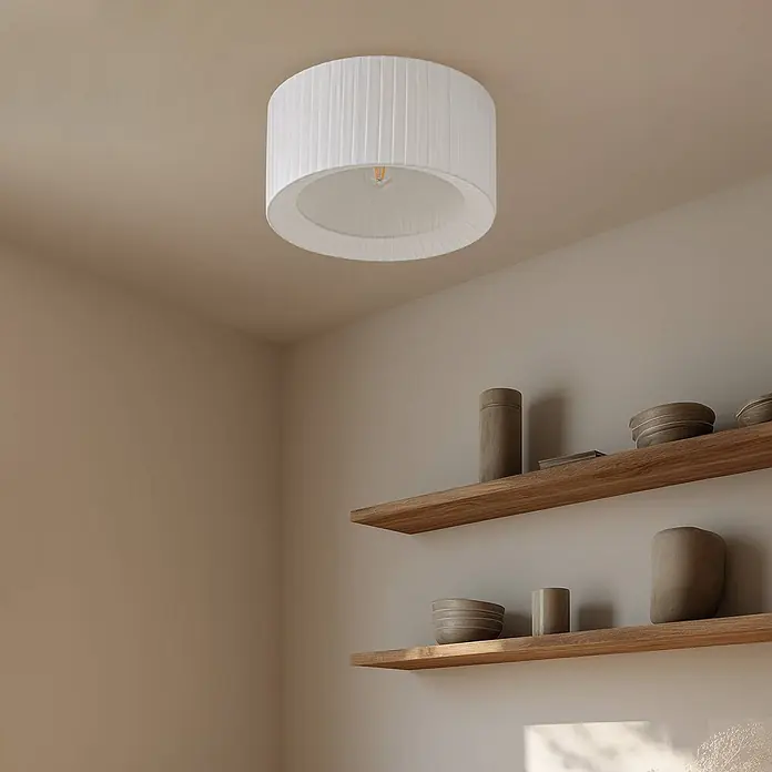 Lindby Deckenlampe in weiß, Deckenleuchte rund -  - Weiße plissierte Deckenleuchte im Trommeldesign, an der Decke über Holzregalen installiert.