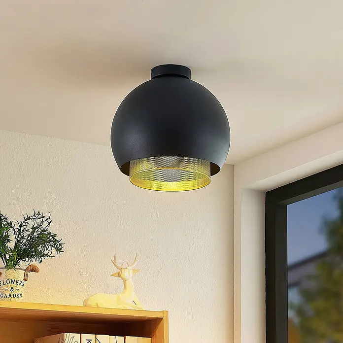 Lucande Deckenleuchte Sivaniel - L x B x H: 30 x 30 x 28,9 cm, schwarz, E27 - Schwarze kugelförmige Deckenleuchte mit goldenem Lochblech-Diffusor, die einen Raum beleuchtet.