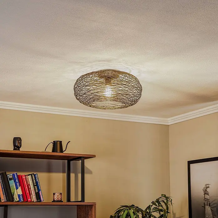 Lindby Deckenlampe in schwarz, Deckenleuchte -  - Eine goldfarbene Deckenleuchte aus geflochtenem Metallgeflecht, die warmes Licht an die Decke wirft.
