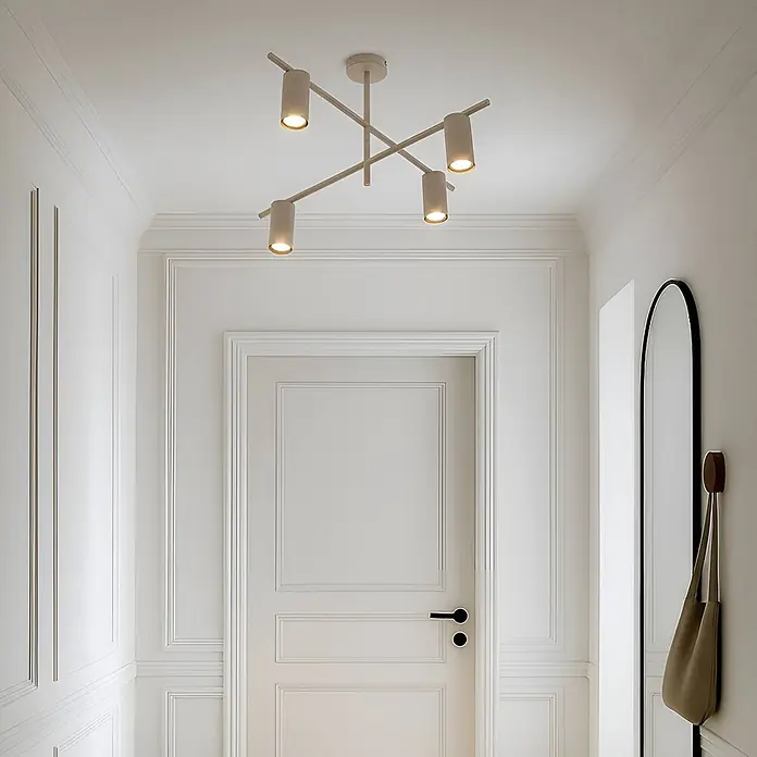 Lindby Deckenleuchte Marilou - creme / amber, creme / amber, GU10 - Moderne beigefarbene Deckenleuchte mit vier verstellbaren Strahlern auf sich kreuzenden Stangen, in einem Flur installiert.