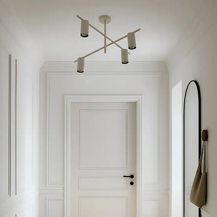 Lindby Deckenleuchte Marilou - creme / amber, creme / amber, GU10 - Matte weiße Deckenleuchte aus Metall mit vier geometrisch angeordneten Strahlern, beleuchtet einen modernen Flur.