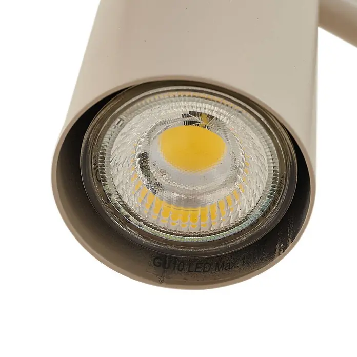 Lindby Deckenleuchte Marilou - creme / amber, creme / amber, GU10 - Nahaufnahme eines hellen Strahlers mit GU10 LED-Leuchtmittel, gelbem LED-Element und klarer Linse.