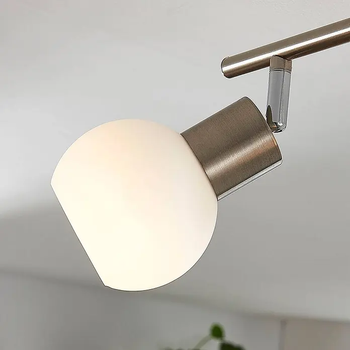 Lindby Deckenleuchte Elaina - alu / grau / zink, E14 - Gebürsteter Nickel-Deckenstrahler mit opalem weißem Glaskugel-Schirm an einer Schiene.