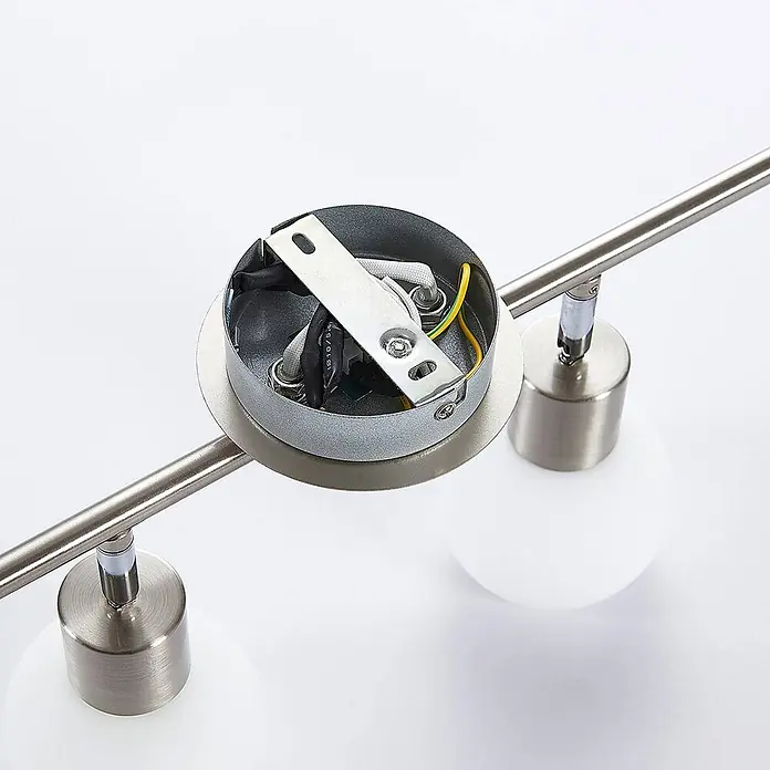 Lindby Deckenleuchte Elaina - alu / grau / zink, E14 - Gebürsteter Metall-Leuchtenfuß mit Innenverkabelung (gelb/grün, weiß, schwarz) und Metall-Montagehalterung. Teil einer Schienenleuchte mit mattierten Glaskugeln.