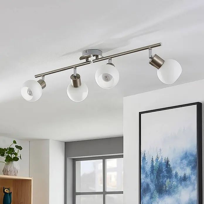 Lindby Deckenleuchte Elaina - alu / grau / zink, E14 - Vierflammige Deckenleuchte mit gebürstetem Metall und weißen kugelförmigen Glasdiffusoren.
