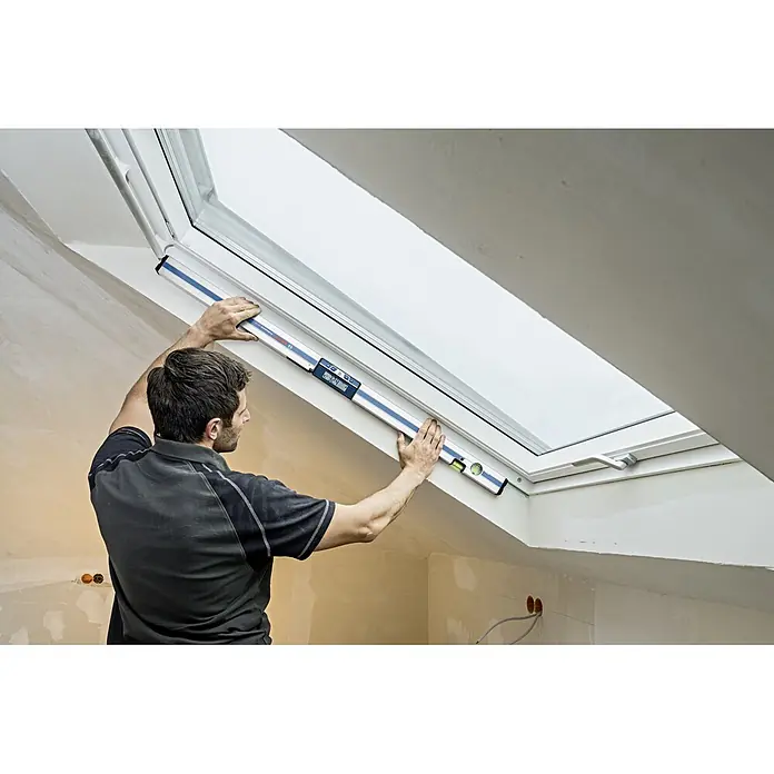 Bosch Professional Digitale Wasserwaage GIM 120 - 1.250 mm, Messbereich: 0 ° - 360 ° (4 x 90 °) - Handwerker prüft mit einer Bosch Wasserwaage die Ausrichtung eines Dachfensters. Präzises Werkzeug für genaue Ergebnisse.