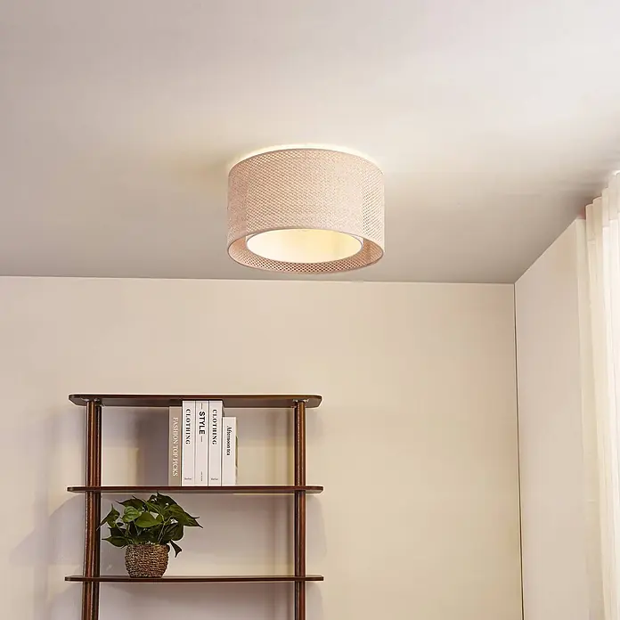 Lindby Deckenleuchte Soula - creme / amber, E27 - Trommelförmige Deckenleuchte mit hellrosa/beigem Webstoffschirm, an einer Decke in einem modernen Raumambiente montiert.