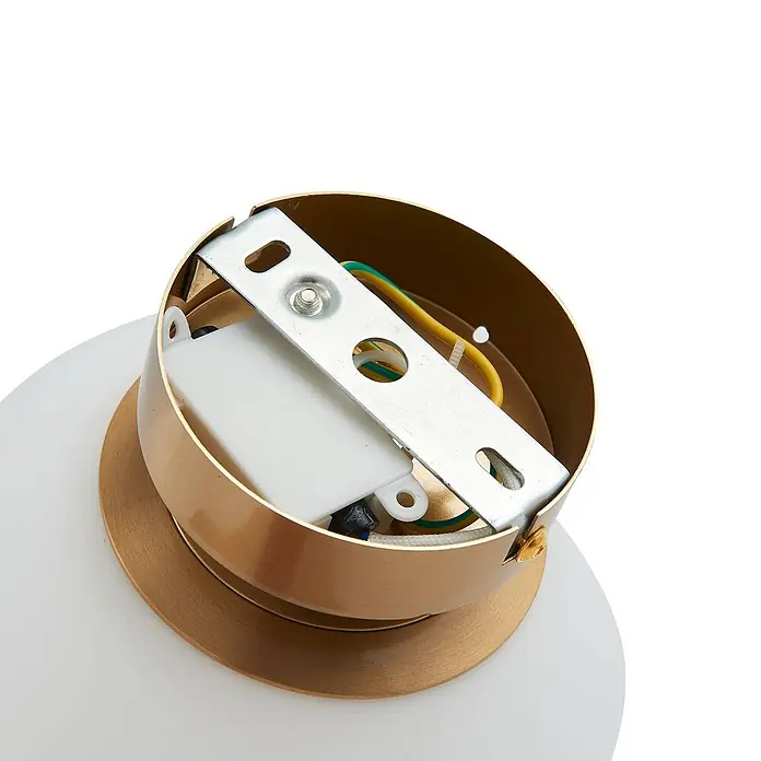 Lucande Deckenleuchte Bidolo - messing / gold, E14 - Nahaufnahme der internen Verkabelung und silbernen Montagehalterung einer messingfarbenen Deckenleuchte, mit weißer Elektroeinheit und gelb/grünen Kabeln.