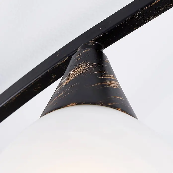 Lindby Deckenleuchte Della - L x B x H: 110 x 13 x 17 cm, schwarz, E14 - Beleuchtungskörper aus schwarzem Metall mit antikem Finish und weißem Glaskegelschirm.