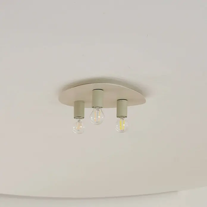 Lindby Deckenlampe in beige, hellgrün, Deckenleuchte -  - Helle beige ovale Deckenleuchte mit drei sichtbaren Glühbirnen in passenden zylindrischen Fassungen.