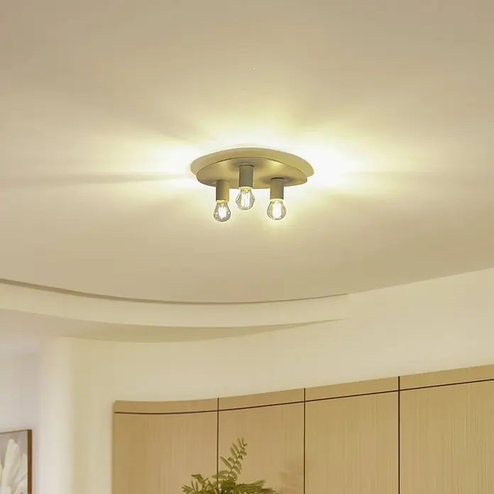 Lindby Deckenlampe in beige, hellgrün, Deckenleuchte -  - Runde Deckenleuchte mit drei goldfarbenen Glühbirnen, die an einer hellen Decke montiert ist und den Raum beleuchtet.