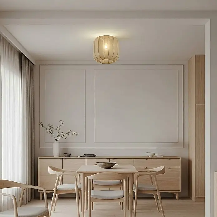 Lindby Deckenleuchte Helin - alu / grau / zink, E27 - Eine beige gerippte Stoff-Deckenleuchte beleuchtet ein Esszimmer.