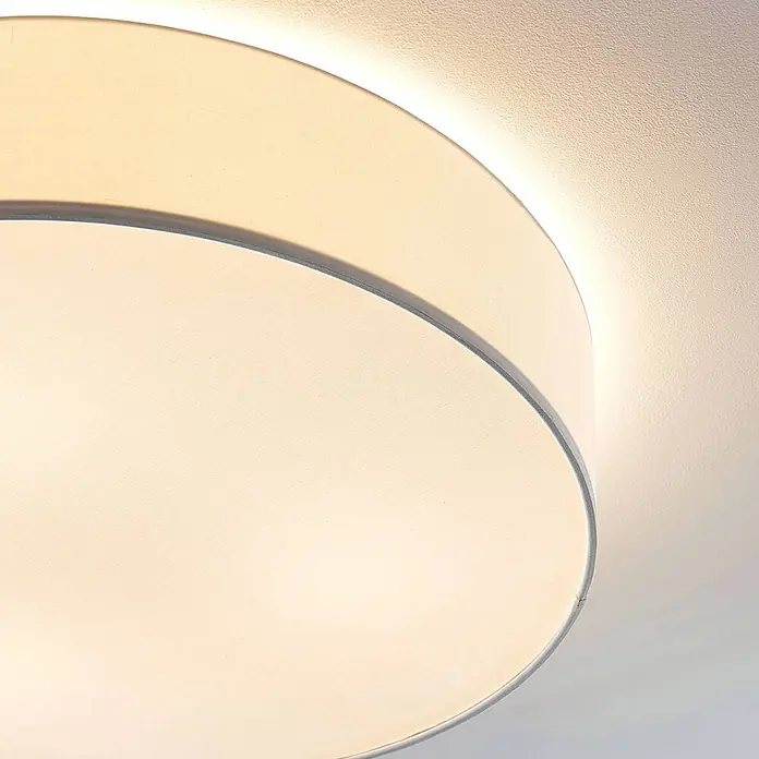 Lindby Deckenleuchte Gordana - L x B x H: 57 x 57 x 15 cm, weiß / opal, E27 - Runde, beige Stoff-Deckenleuchte, die warmes Licht an die Decke strahlt.