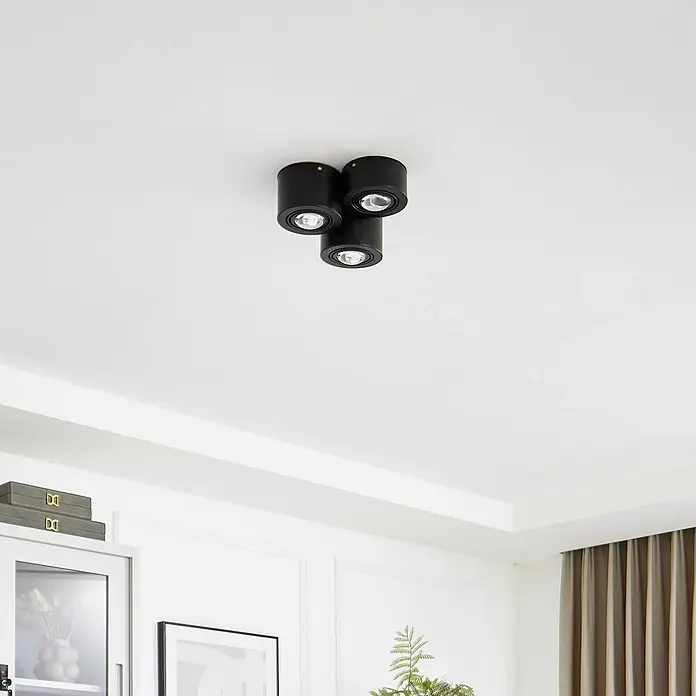 Lindby Deckenlampe in schwarz matt, Deckenleuchte -  - Schwarze Deckenleuchte mit drei Strahlern an einer weißen Decke montiert.