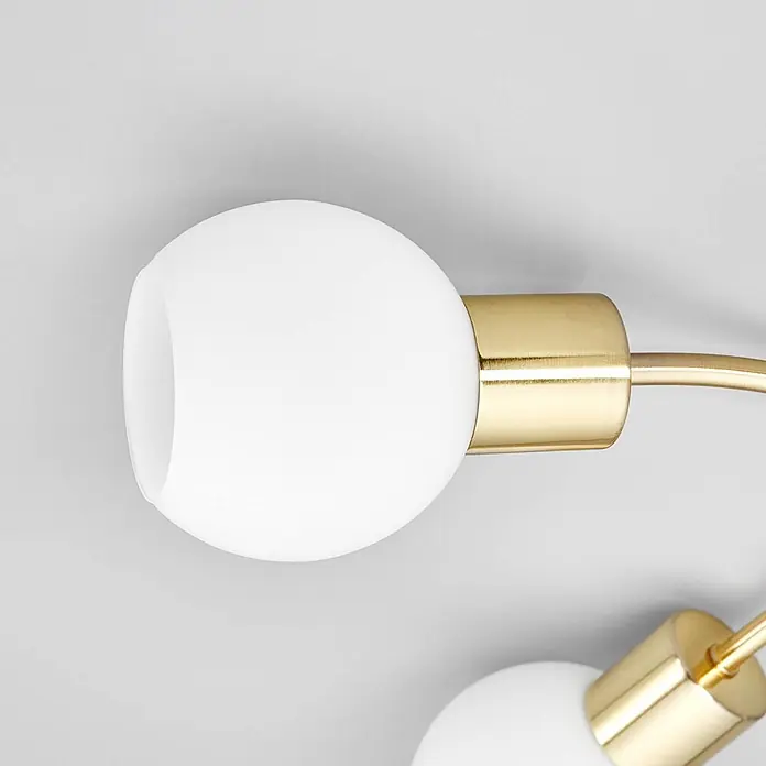Lindby Deckenleuchte Elaina - messing / gold, E14 - Moderne Leuchte mit weißen kugelförmigen Milchglasschirmen und goldenen Metallarmen.