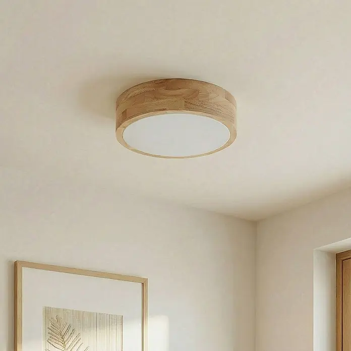 Lindby Deckenleuchte Tanju - Holz hell, E27 - Runde Deckenleuchte aus hellem Holz mit weißem Diffusor, bündig an der Decke in einem Raum montiert.