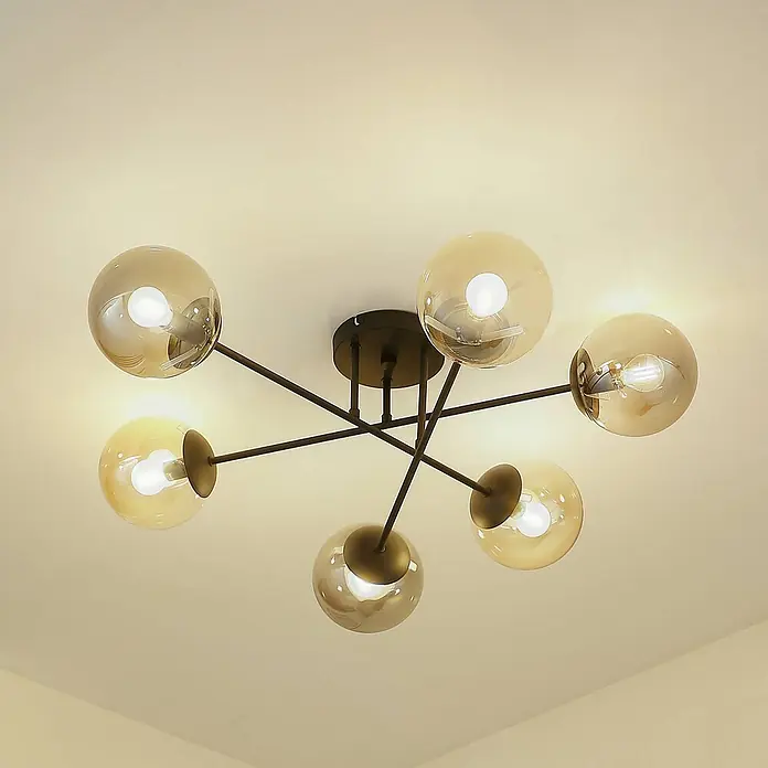 Lindby Deckenleuchte Isamer - schwarz, alu / grau / zink, E14 - Moderne schwarze Deckenleuchte mit sechs bernsteinfarbenen Glaskugeln, die warmes Licht auf eine helle Decke wirft.