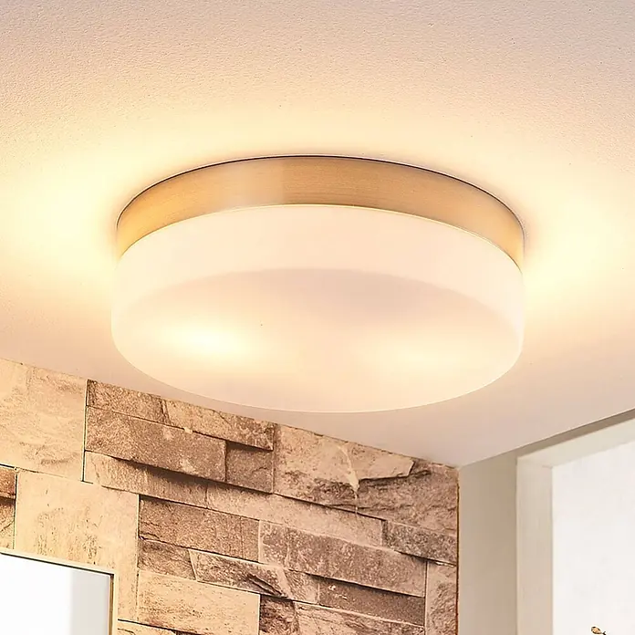 Lindby Deckenleuchte Amilia - alu / grau / zink, E27 - Runde LED-Deckenleuchte mit messingfarbenem Rahmen und weißem satiniertem Diffusor, beleuchtet an der Decke montiert.