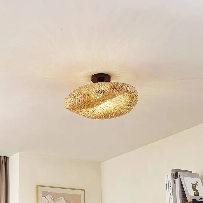 Lindby Deckenleuchte Eleane - Holz hell, E27 - Geflochtene Rattan-Deckenleuchte mit dunkler Halterung, wirft gemustertes Licht an die Decke.