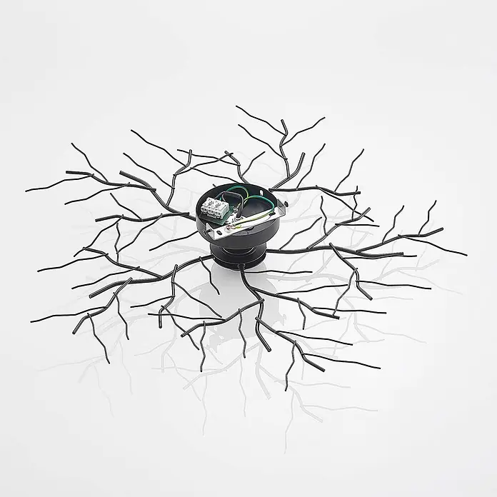 Lindby Deckenleuchte Vetki - L x B x H: 60 x 60 x 9 cm, schwarz, E27 - Schwarze Metall-Leuchtenbasis mit Verkabelung, umgeben von dekorativen schwarzen Metallzweigen.