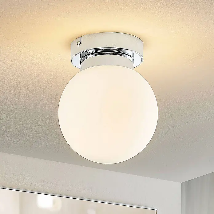Lindby Deckenlampe in chrom, Deckenleuchte -  - Moderne kugelförmige Deckenleuchte aus weißem Glas mit Chromsockel, beleuchtet einen Raum.