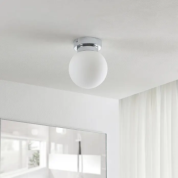 Lindby Deckenlampe in chrom, Deckenleuchte -  - Deckenleuchte mit verchromter Basis und runder, weißer Opalglas-Kugel.