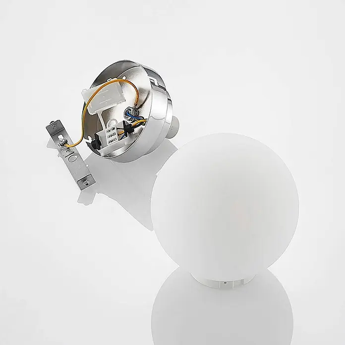 Lindby Deckenlampe in chrom, Deckenleuchte -  - Chromfarbener Leuchtenfuß mit freiliegender Verkabelung neben einem weißen kugelförmigen Glasschirm.