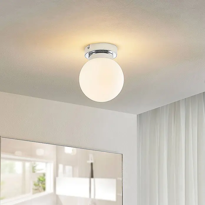 Lindby Deckenlampe in chrom, Deckenleuchte -  - Weiße Kugel-Deckenleuchte mit Chromsockel, an der Decke montiert, die den Raum sanft beleuchtet.