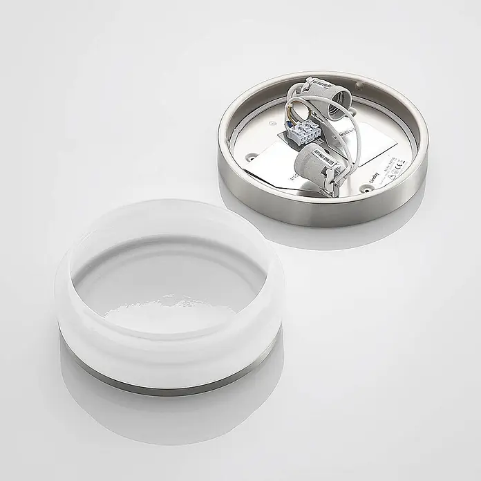 Lindby Deckenleuchte Flavi - L x B x H: 23 x 23 x 9 cm, alu / grau / zink, E27 - Zerlegte Deckenleuchte: Metallbasis mit Fassungen und Verkabelung, daneben ein weißer matter Diffusor.