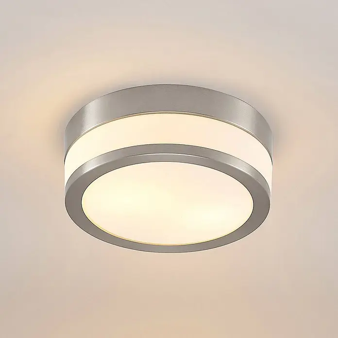 Lindby Deckenleuchte Flavi - L x B x H: 23 x 23 x 9 cm, alu / grau / zink, E27 - Runde LED-Deckenleuchte aus gebürstetem Silber mit weißem Diffusor, an der Decke montiert.
