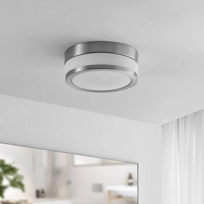 Lindby Deckenleuchte Flavi - L x B x H: 23 x 23 x 9 cm, alu / grau / zink, E27 - Runde, silberfarbene Deckenleuchte mit weißem Diffusor.