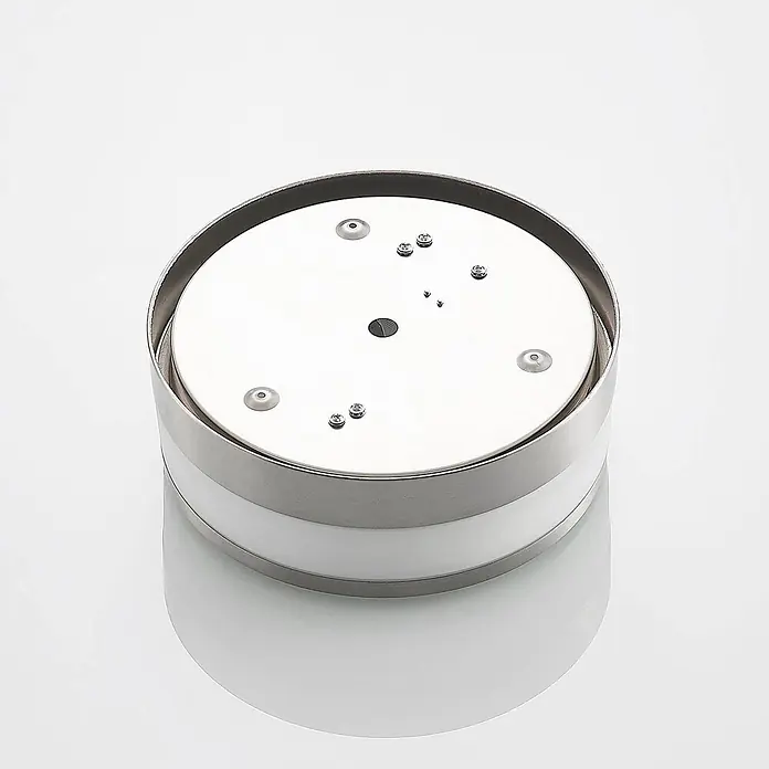 Lindby Deckenleuchte Flavi - L x B x H: 23 x 23 x 9 cm, alu / grau / zink, E27 - Rundes Gerät aus gebürstetem Metall mit weißem Seitenband, metallischer Oberseite, kleinen Befestigungen und schwarzem Knopf.