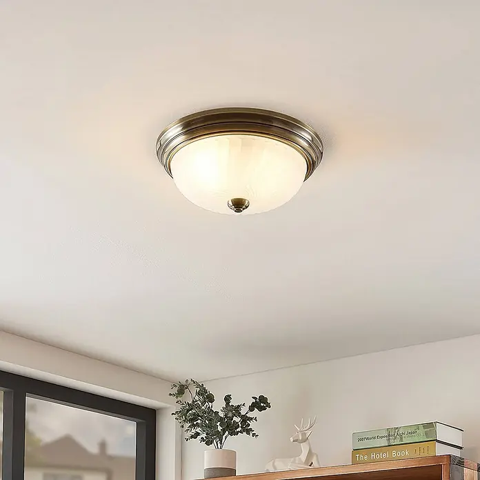 Lindby Deckenleuchte Pakka - bronze / altmessing, E27 - Messingfarbene Deckenleuchte mit gemustertem, satiniertem Glasdiffusor, an der Decke montiert.