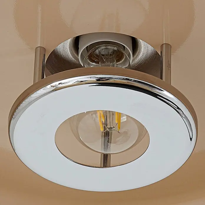 Lindby Deckenleuchte Branford - L x B x H: 35 x 35 x 16 cm, creme / amber, E27 - Moderne Deckenleuchte mit Chromring und sichtbarer LED-Glühbirne, an beigefarbener Decke montiert.