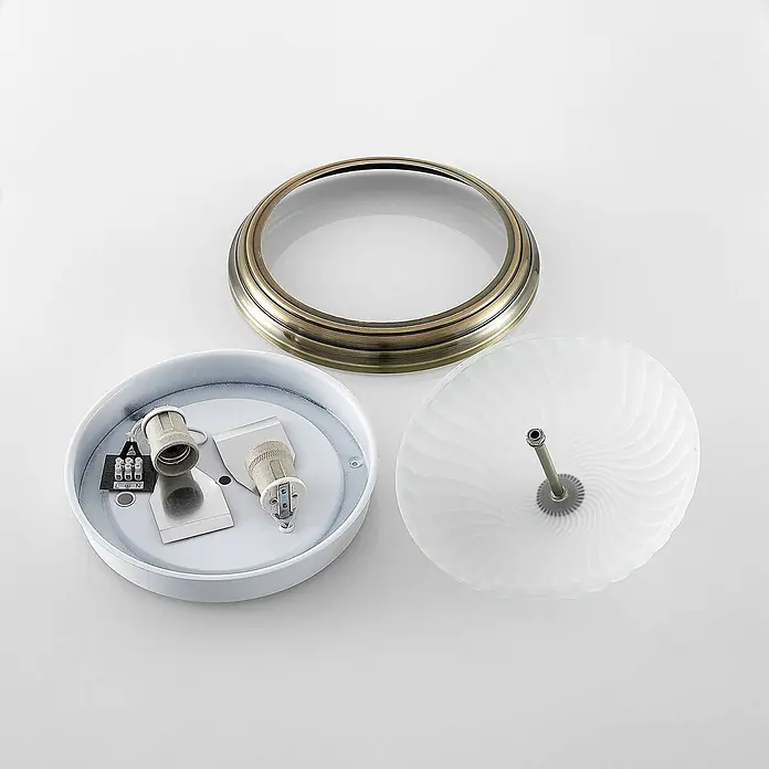 Lindby Deckenleuchte Pakka - bronze / altmessing, E27 - Zerlegte Deckenleuchte: antikes Messingdekor, weiße Basis mit zwei Lampenfassungen und Milchglasschirm.