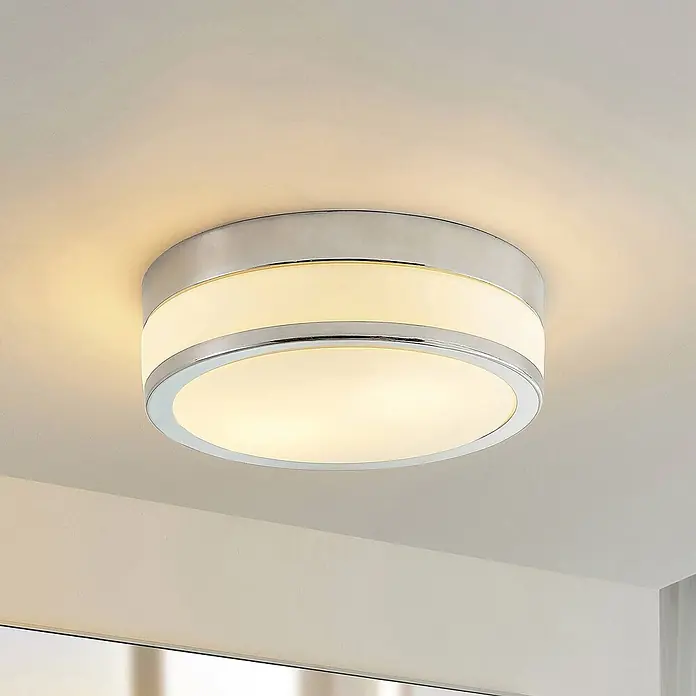 Lindby Deckenleuchte Flavi - L x B x H: 28 x 28 x 9 cm, chrom / silber, E27 - Runde Deckenleuchte aus Chrom mit Milchglasdiffusor.