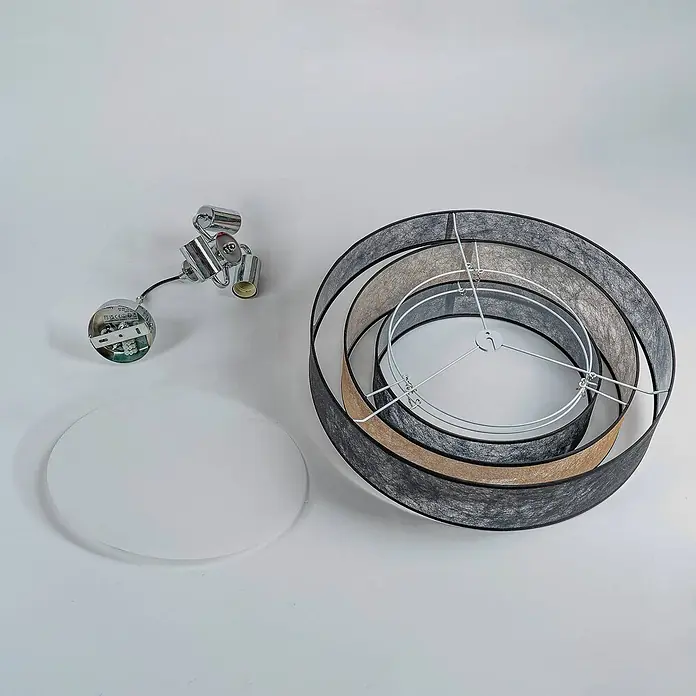 Lindby Deckenleuchte Ayvira - L x B x H: 56 x 56 x 24 cm, schwarz, E27 - Bestandteile einer modernen mehrschichtigen Deckenlampe mit drei Chromstrahlern, einer runden weißen Streuscheibe und konzentrischen Stofflampenschirmen.