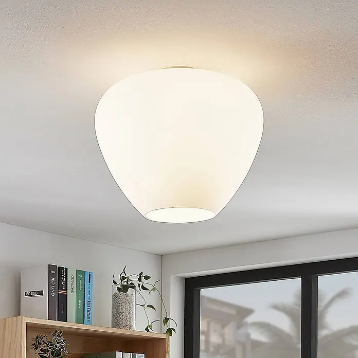 Lindby Deckenleuchte Bibiane - weiß / opal, E27 - Weiße opake ovale Deckenleuchte, die warmes Licht streut, bündig an einer hellen Decke montiert.