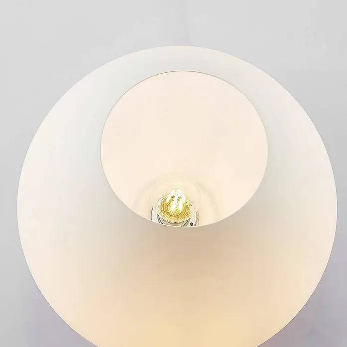 Lindby Deckenleuchte Bibiane - weiß / opal, E27 - Innenseite eines weißen, kugelförmigen Lampenschirms mit leuchtender Glühbirne.