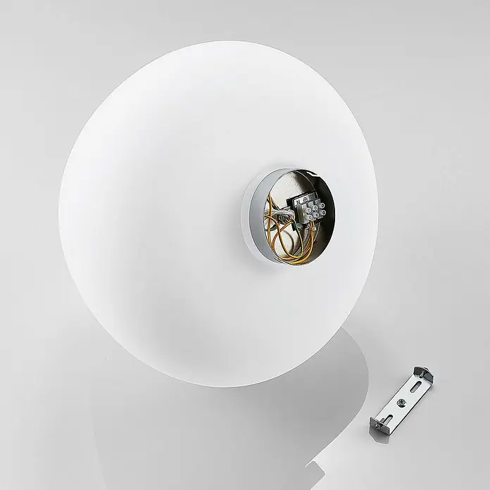 Lindby Deckenleuchte Bibiane - weiß / opal, E27 - Weiße kugelförmige Leuchte mit sichtbarer Innenverkabelung und separatem Metallmontagebügel.