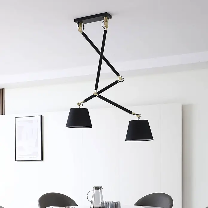 Lucande Deckenleuchte Marvaine - L x B x H: 64 x 26 x 140 cm, schwarz, schwarz, E27 - Schwarz-goldener Gelenk-Kronleuchter mit zwei schwarzen Stoffschirmen über einem Esstisch.