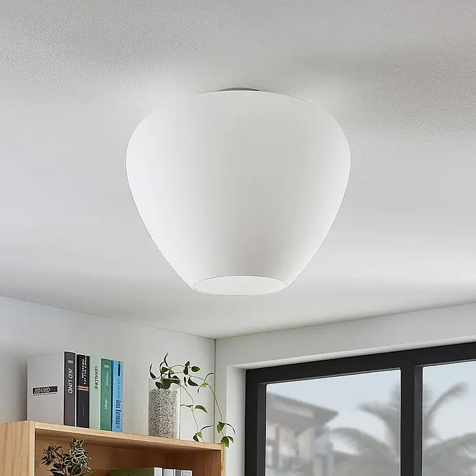 Lindby Deckenleuchte Bibiane - weiß / opal, E27 - Weiße, eiförmige Deckenleuchte aus mattiertem Glas, bündig an der Decke montiert, die einen Raum beleuchtet.
